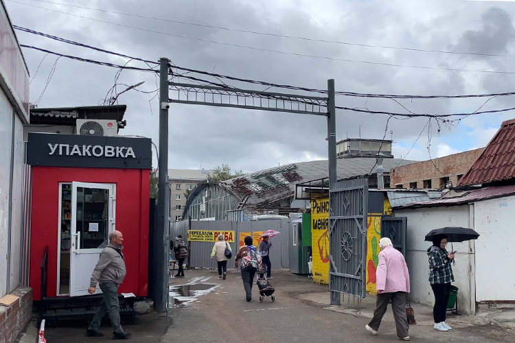    На Московском рынке Казани на ремонт закрыли лабаз — торговцам из крытого и теплого помещения пришлось переместиться на улицу