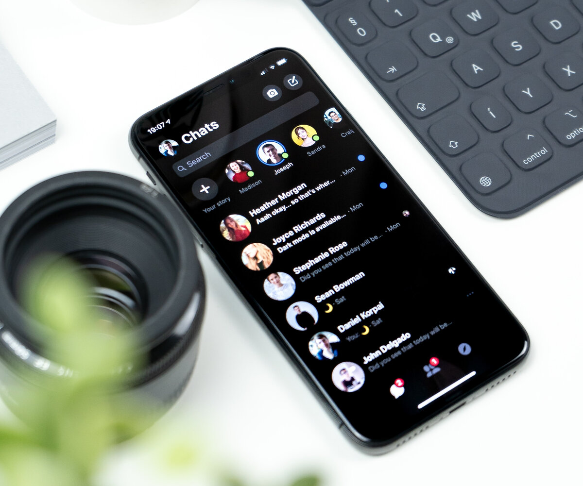 фото Daniel Korpai by unsplash