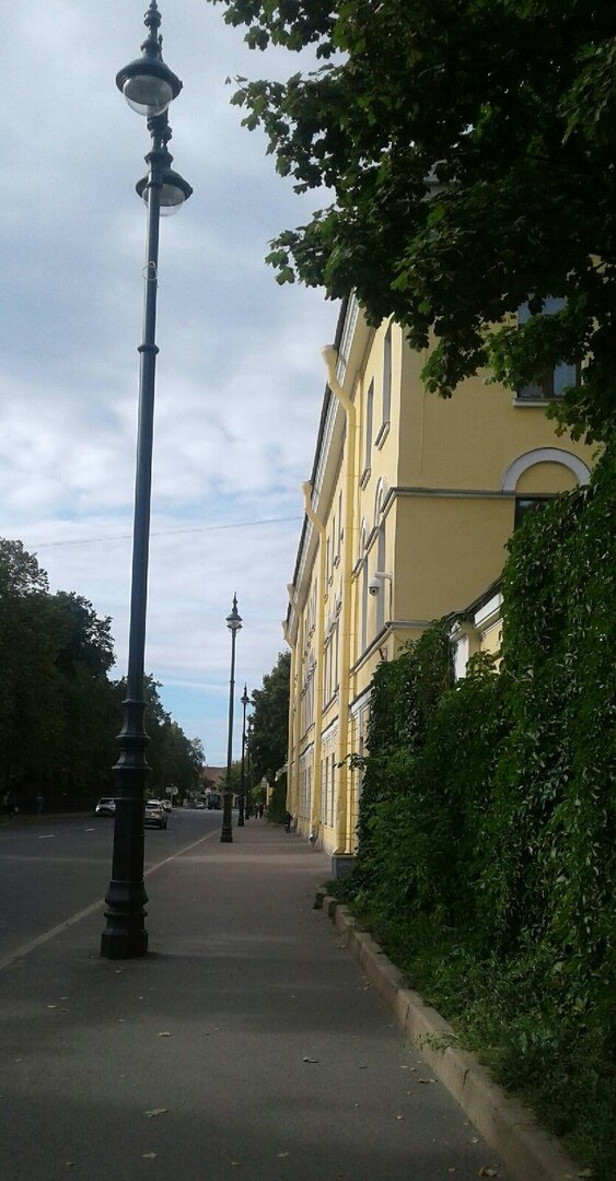 16.09.2023. В Кронштадте тихо. И хорошо. И много где стены увиты плющом, как на этом фото.