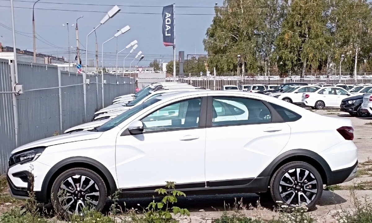 АвтоВАЗ урезал оснащение Lada Vesta NG: новые автомобили перестали  оборудовать подсветкой бардачка и багажника | iXBT.com | Дзен