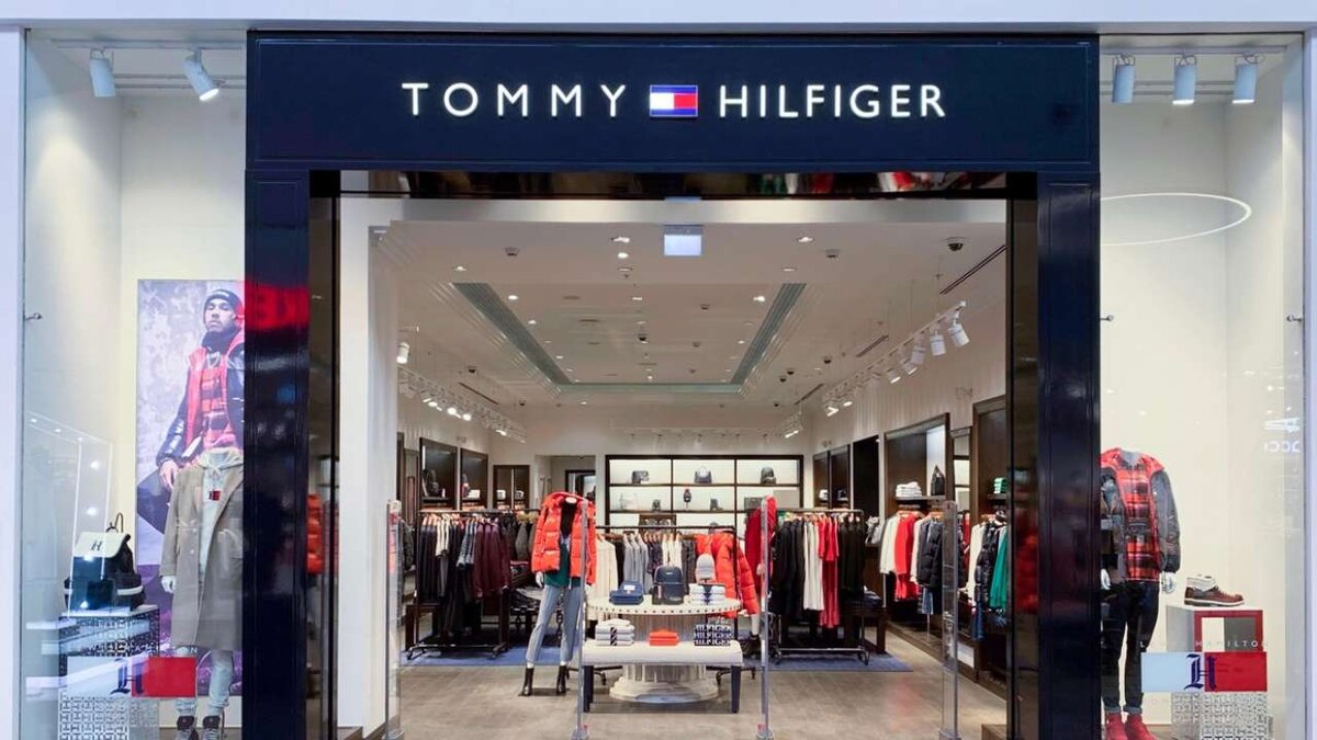 Магазин американского бренда Tommy Hilfiger возобновил работу в России |  Вопросы-президенту.рф | Дзен