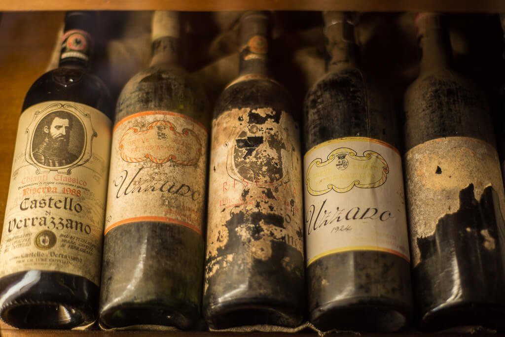 Самое первое вино. Французское вино 19 века. Старое вино. Старинная бутылка вина. Старинные Винные бутылки.