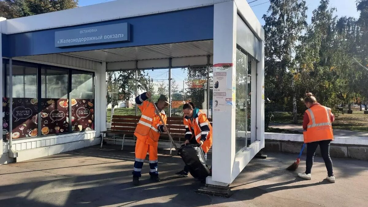 Омские нарушители разбили стекло на остановке у ЖД Вокзала и там же легли  спать | gorod55.ru | Дзен