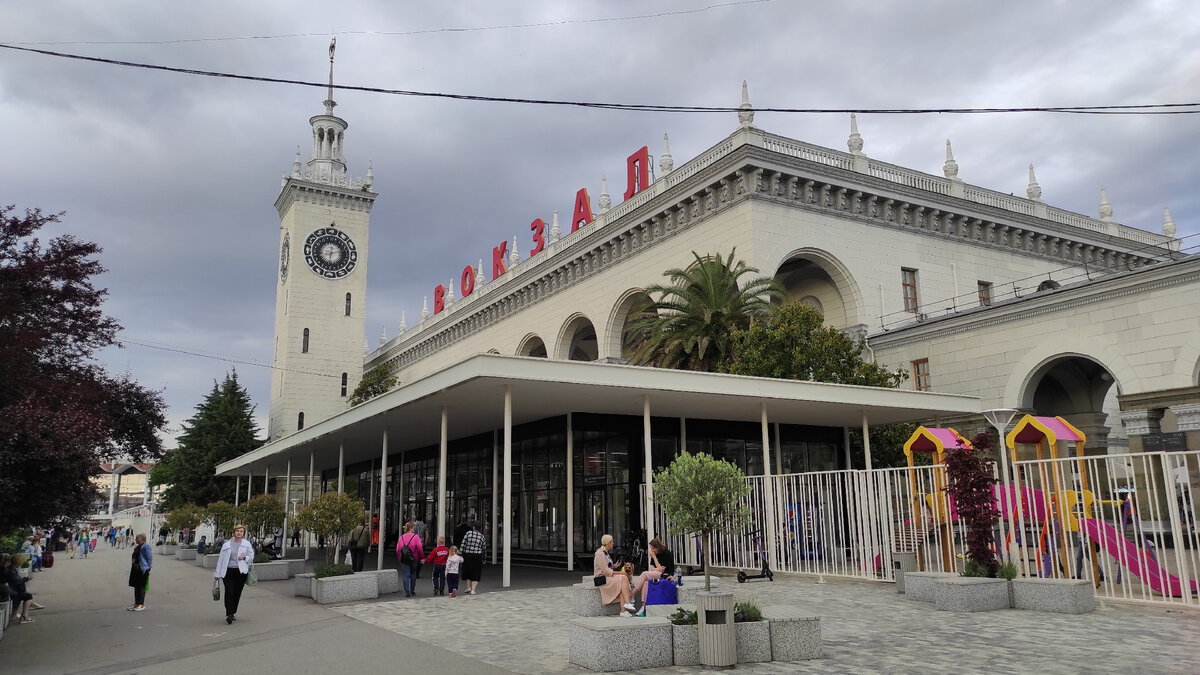 До этого железнодорожного вокзала из Сибири нужно ехать несколько дней. Не меньше десяти раз нужно перекусить в пути. Фото: Кирилл Полиенко/Polienko: путешествуем вдвоём