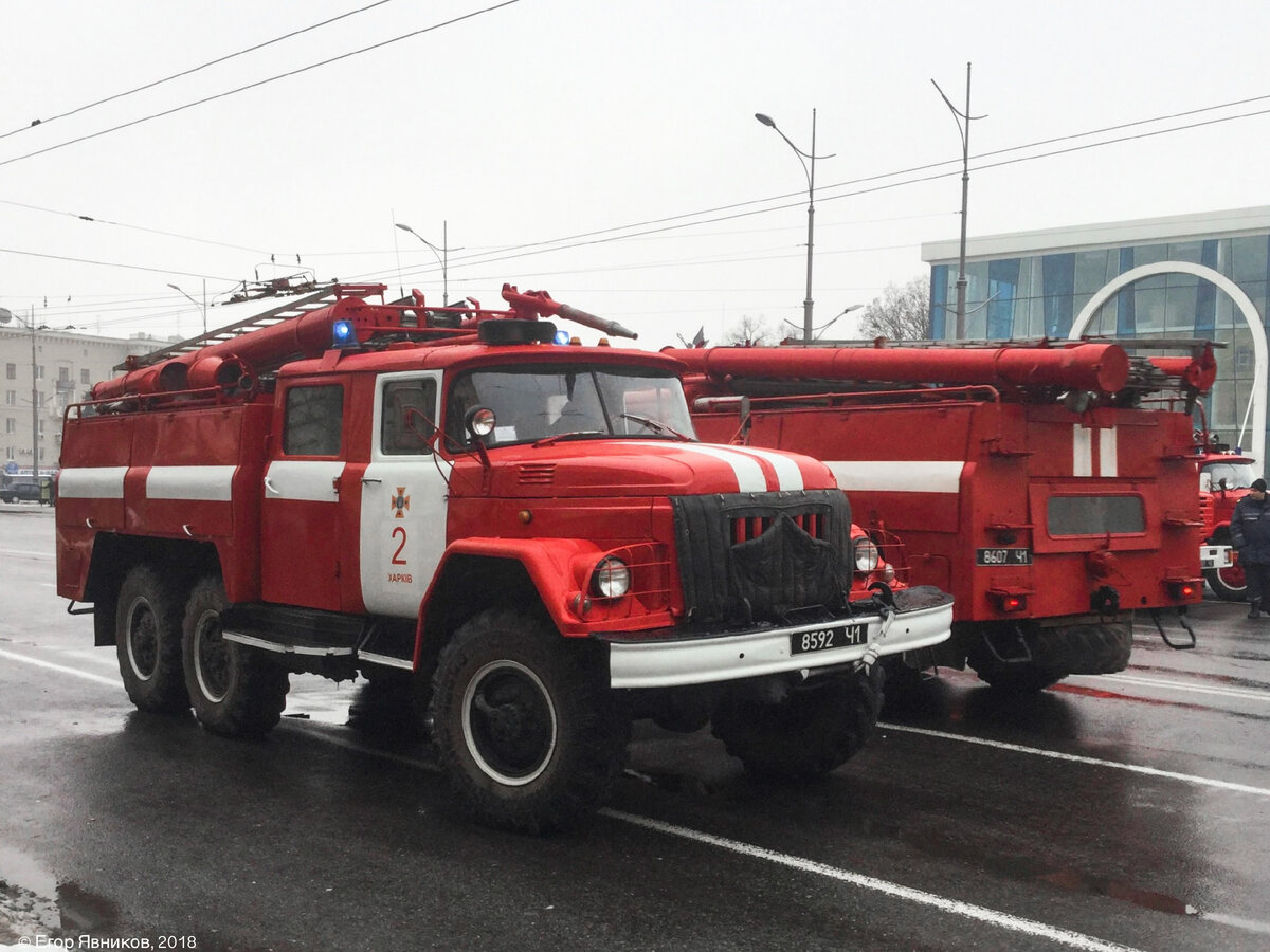 Автоцистерны пожарные АЦ-40 (131)-137А из ГПСЧ-2 и ГПСЧ-6 г. Харькова. 