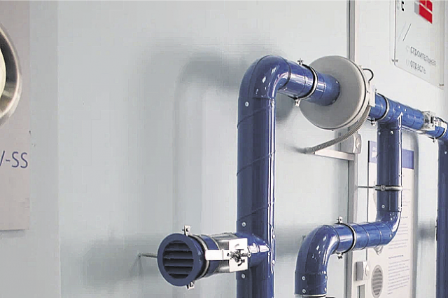    Разбираться в работе вентиляционных труб и уметь их починить вполне по силам красивой девушке. Фото: Из архива/ Ростовский-на-Дону строительный колледж