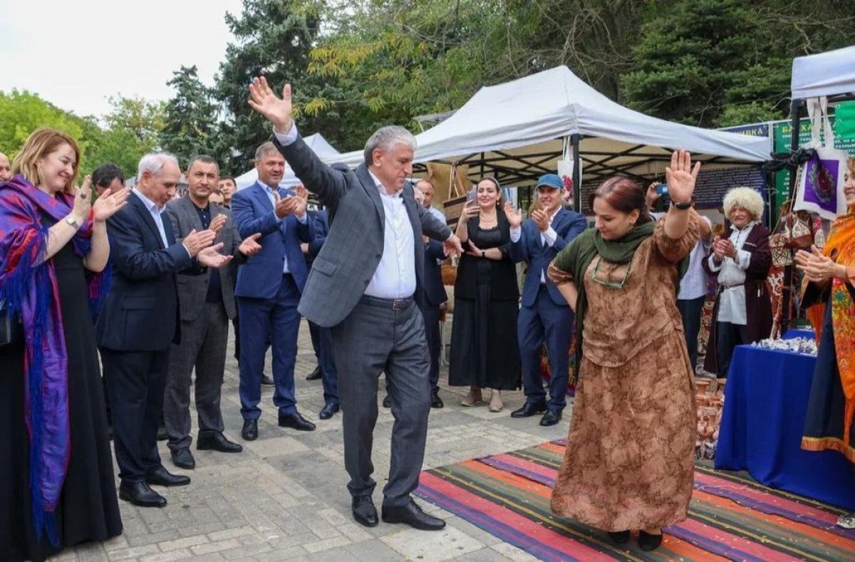    Мэр Махачкалы станцевал лезгинку на 166-летии города 24 сентября