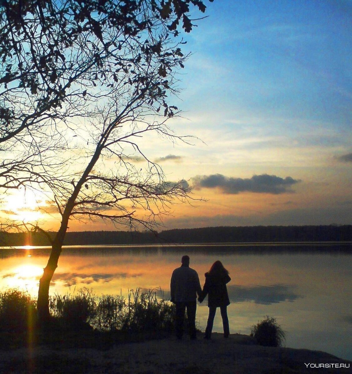 Пара на берегу озера