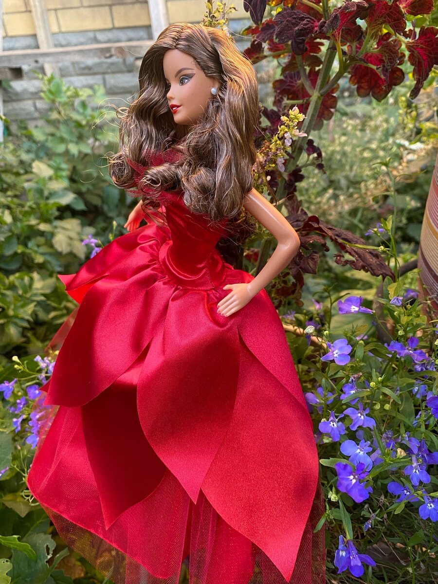 Коллекционная праздничная кукла Barbie 2022 года (в народе Холлидейка) 