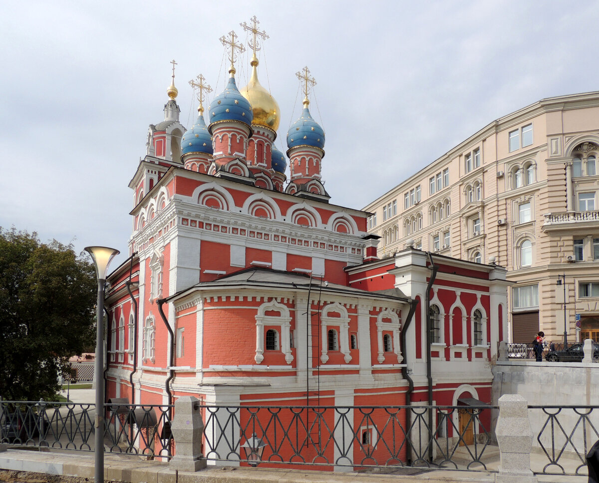 Церковь георгия победоносца. Храм Георгия Победоносца в Москве на Варварке. Храм Георгия Победоносца на Псковской Горке в Москве. Георгиевская Церковь на Варварке. Церковь Георгия на Псковской Горке Варварка.