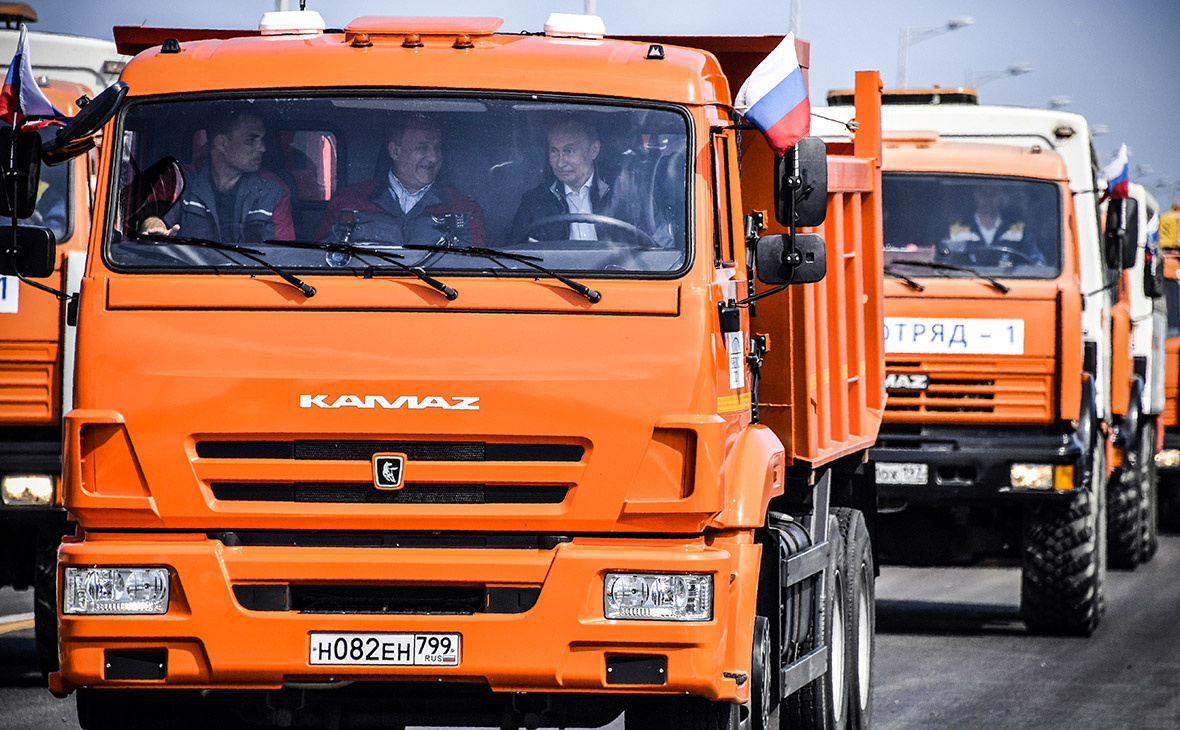   Президент Владимир Путин открыл регулярное автомобильное движение по Крымскому мосту, связывающему материк с полуостровом.