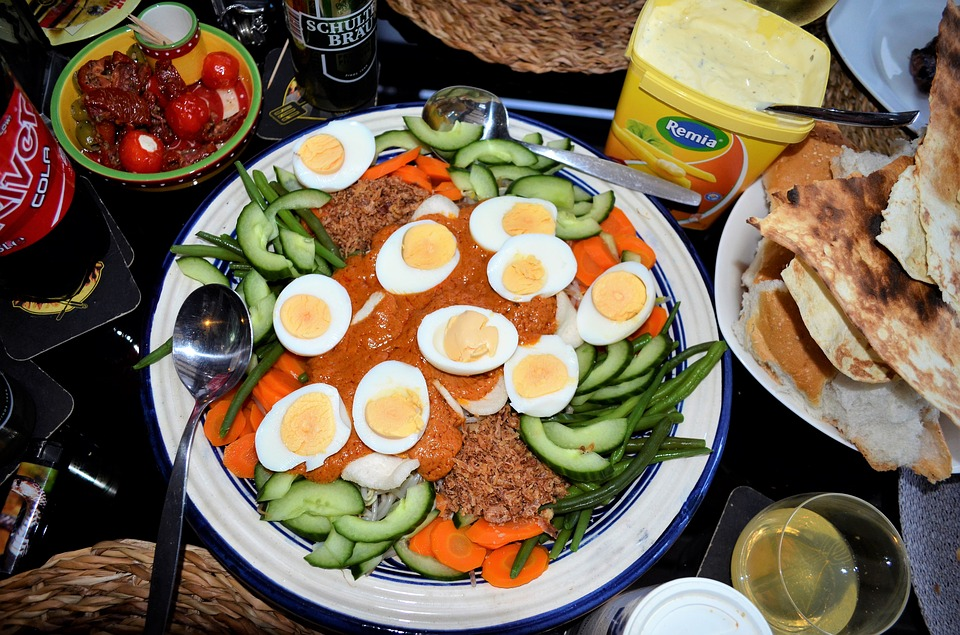 Трехразовое питание в какой. Детские порции еды. Трехразовое питание в какой. Завтрак обед ужин. Легкая еда.