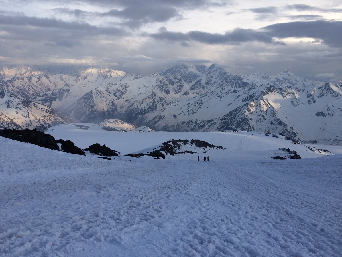 Восхождение на гору. Эльбрус туристы. Эльбрус куда сходить. Эльбрус гора восхождение. Эльбрус экскурсия из кисловодска.