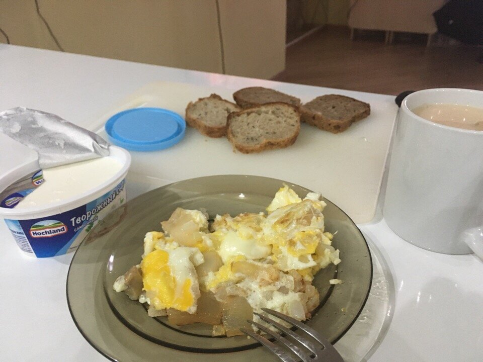 Как бы ничего особо неправильного в этом нет, но и углеводов нет (кроме хлеба, но это углевод быстрый)