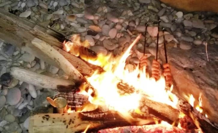 Мальчишки нам жарили сосиски и разогревали перловую кашу. Очень вкусно...