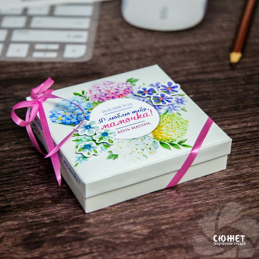 Шокобокс "Мамочке". Внутри 12 конфет "Птичье молоко" с пожеланиями и 3 конфеты "FERRERO ROCHER". Размер коробочки 14.5 см*14.5 см*3.5 см.