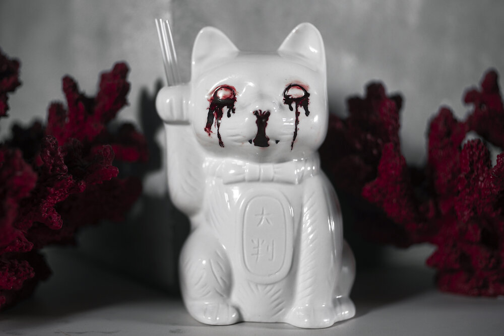 Абсолютно черный «Блэк Тай» (на ржаном самогоне с сухим вермутом и чернилами каракатицы), кровавая кошка в «Нэко» (ром с малиновым пюре и абсентом), шоты с "кровью" из красного вермута, портвейна, содовой и битера в «Вермутерии» - всю празднично-страшную неделю с 26 октября по 3 ноября в барах «С.И.Д.Р Групп» будет страшно интересно, ужасающе вкусно и зажигательно кошмарно. Коктейли редкой красоты так и просятся в инстаграм, а 26 и 27 октября в "Коте Шредингера" и в Neon Monkey  еще и вечеринки устроят.