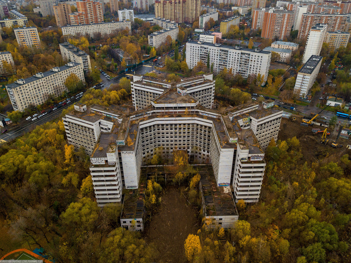 1. После долгий перепитий в декабре 2016 года было окончательно решено снести больницу за счёт городского бюджета и тогда же объявили, что вместо нового медучереждения на освободившейся территории построят жилье.


