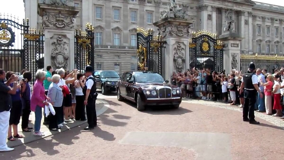 Именно на эти ворота прикрепляют свитки с важными новостями  - о рождении, смерти или готовящихся торжествах. Пока нет свитка - новость считается слухом. 