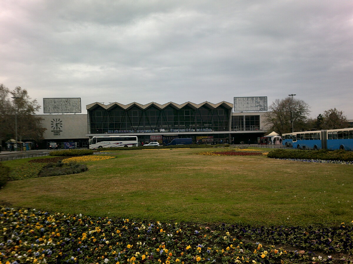 Железнодорожный вокзал Нови Сада. Слева от него автовокзал.