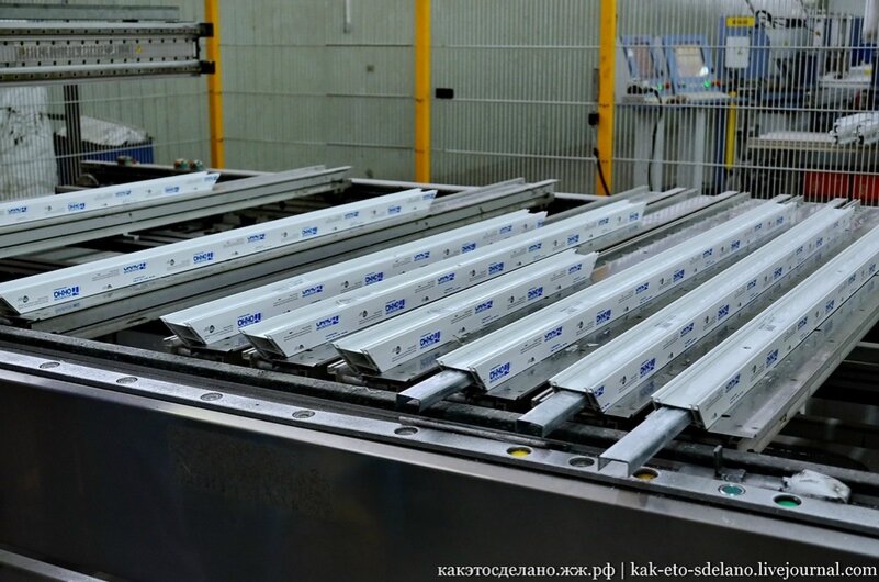 Производство металлопластиковых окон. Сборка пластиковых окон на производстве. Завод пластиковых окон. Как делают пластиковые. Склад пластиковых окон.