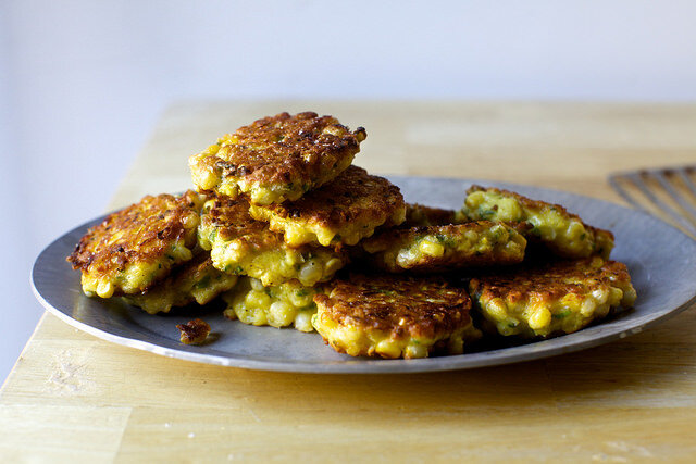 Между прочим: оладьи хорошо хранятся в холодильнике до 3 дней, а также хорошо замерзают. Я люблю размораживать и снова жарить их в духовке на 350 градусов.