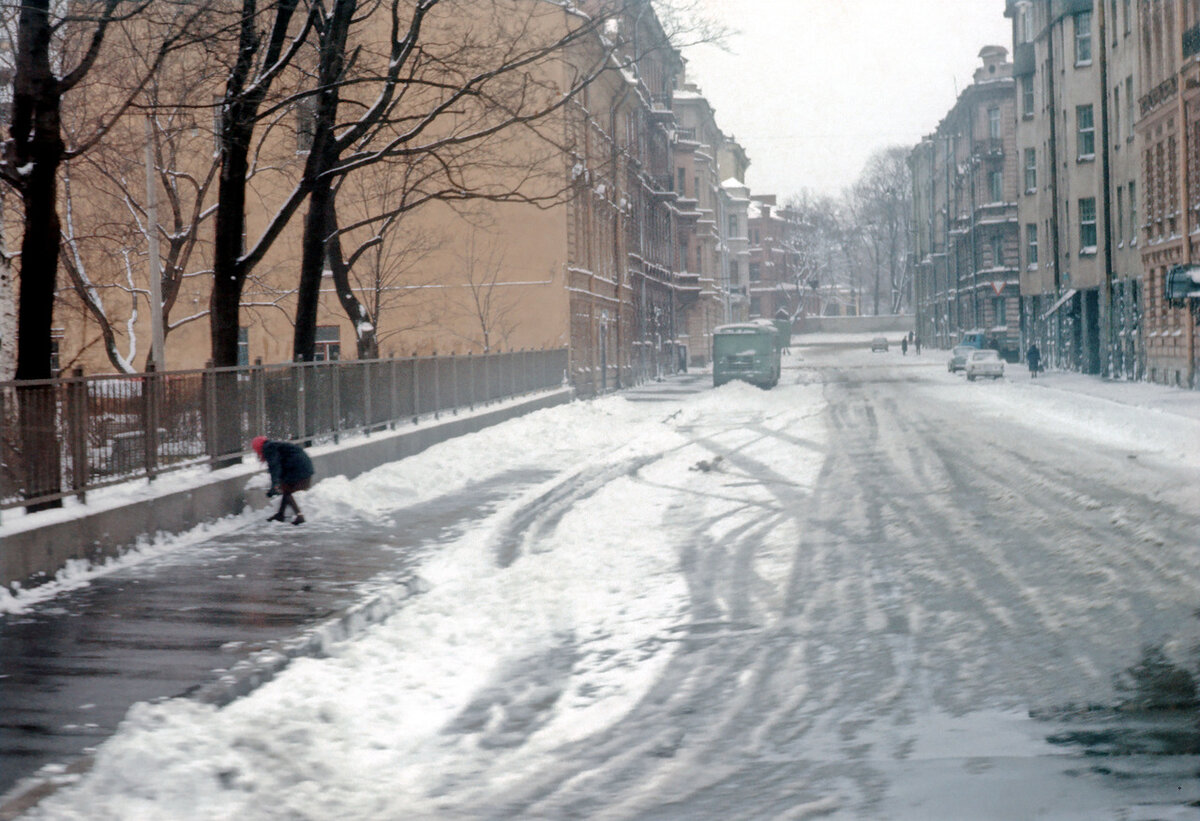 Оттепель зимы в городе. Ленинград 1976 год. Ленинград зима 1976 года. Слякоть в Питере. Питер оттепель зима.