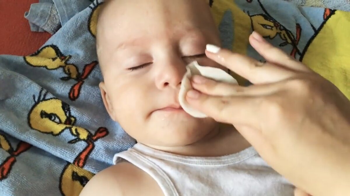 Обтираю Сёму при высокой температуре!