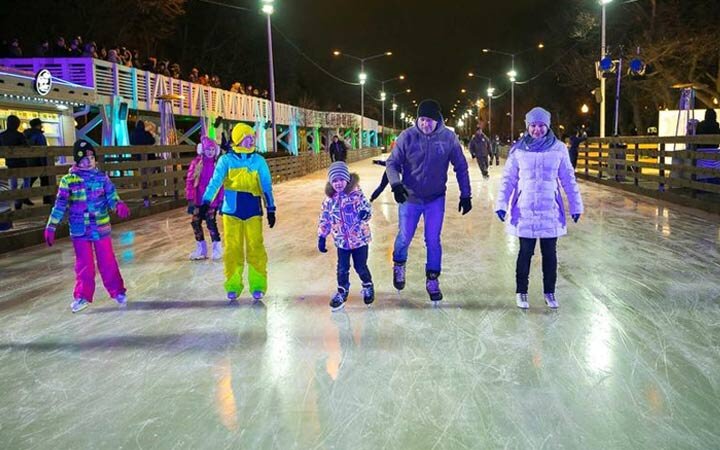 Слева на фото деревянная терраса (мост), которая разрушилась в ночь на 1 января в парке Горького