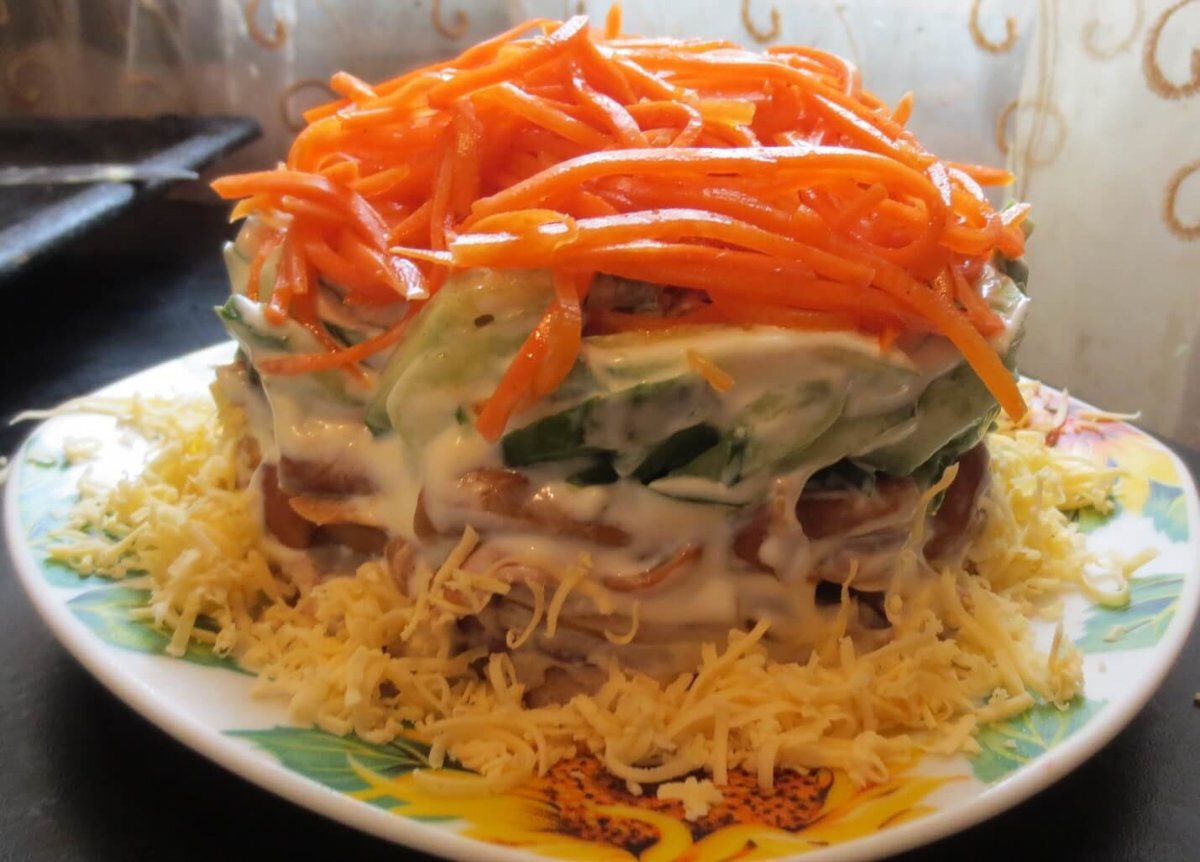 Салат корейская морковь курица грибы. Салат по Краковски с корейской морковью. Салат из курицы с грибами и корейской морковью. Салат Бунито с корейской морковкой и курицей. Салат с корейской морковью и грибами