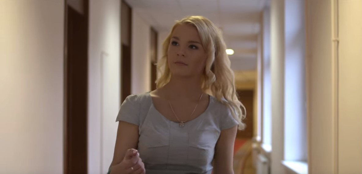 Молодая претендентка на вакансию специалиста комитета финансов Ленобласти пришла подавать документы на конкурс.