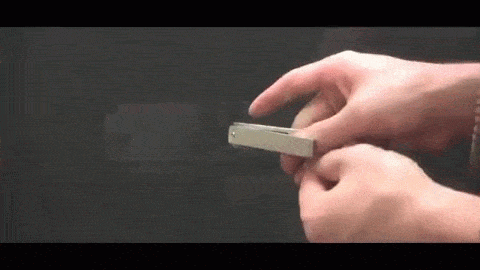 Данный дизайн уже очень старый, ему уже более 50 лет. Нож - A.G. Russell Funny Folder с титановой рукоятью. Слово "Funny" не просто так стоит в названии, нож явно не предназначен для сложных задач и служит, по большому счету, для забавы.