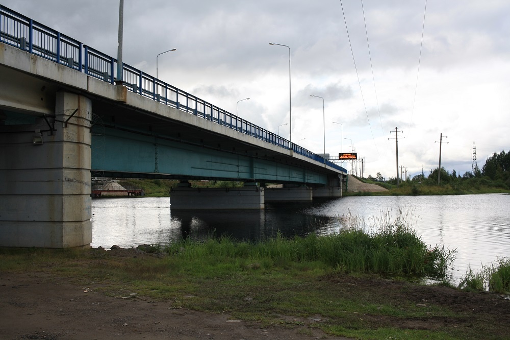 Новый мост через реку Шуя. Он находится ниже по течению реки от старого автодорожного моста.