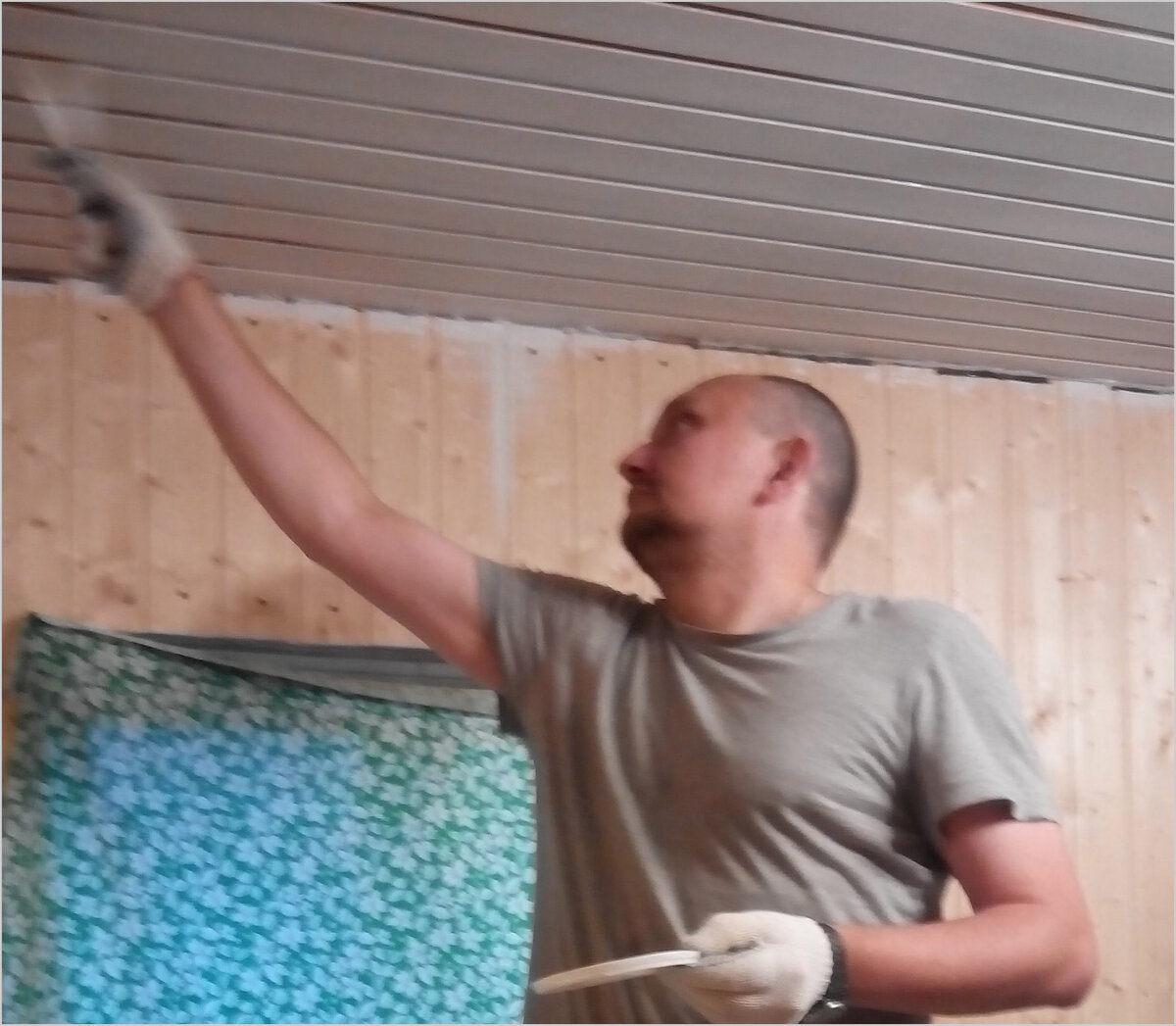 Крашу потолок из евровагонки