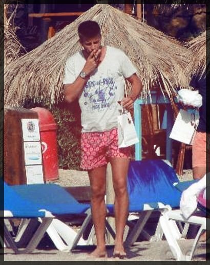 Жерра Пике курит сигарету.