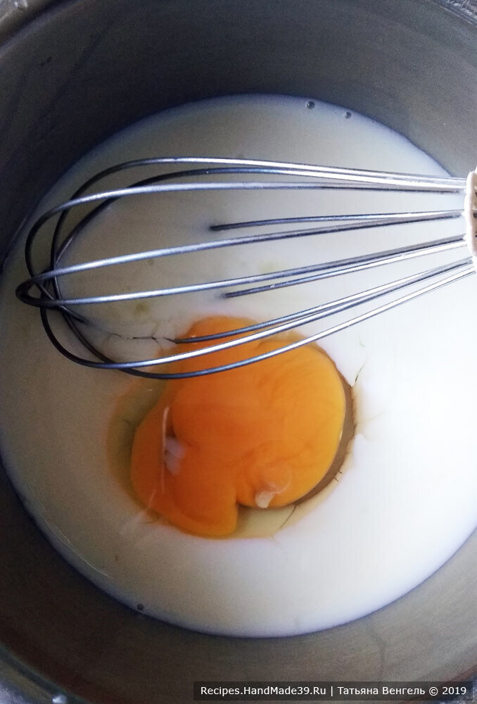 Перемешивать ингредиенты можно обычным венчиком.