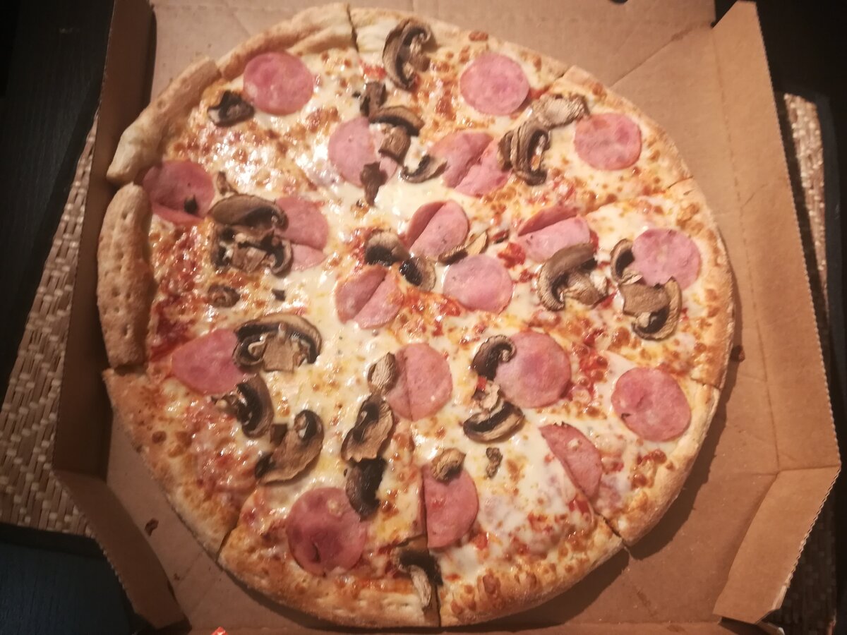 В качестве основного заказа я выбрала 35 сантиметровую пиццу с ветчиной и грибами за 685 рублей. 