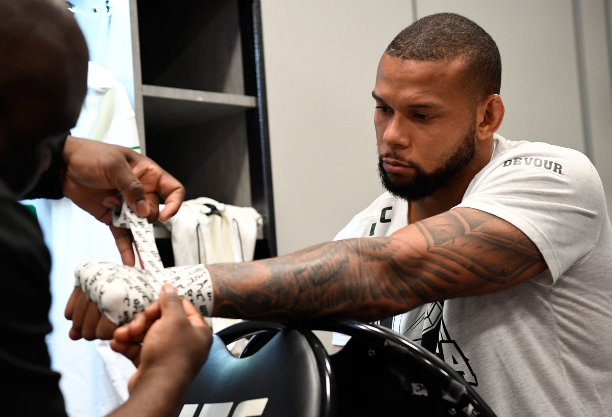 Тьяго Сантос, за несколько мнгновений перед боем