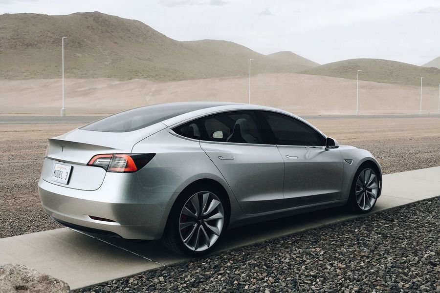    Tesla Model 3 получила награду «Автомобиль года» в 2019 году от британского Auto Express . Они называют Tesla Model 3 «Brilliant». Такое же мнение разделяют многие британские СМИ.-2
