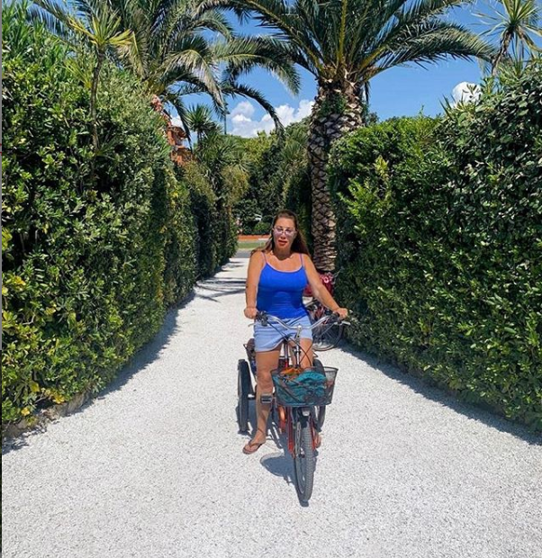 "Ну вот и я приобщилась к велосипедным прогулкам по Форте-Дей-Марми. Какое же это невероятное удовольсвте! Чувстую себя школьницей ☺" - писала Алла в последней записи в своей аккаунте инстаграм. 