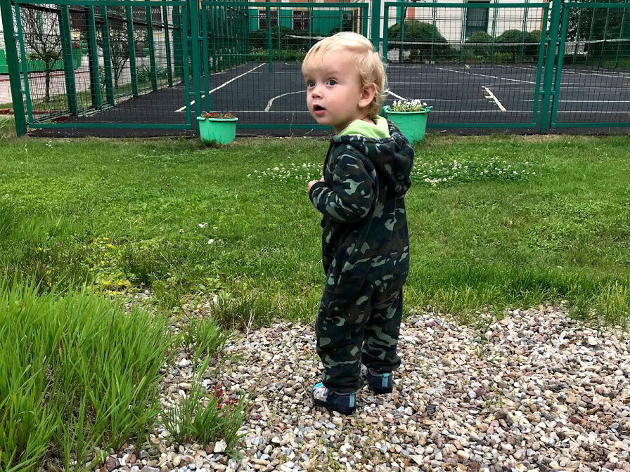 Прогулка на школьном дворе