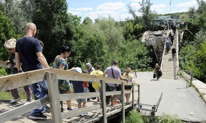Пересечение границы между Украиной и самопровозглашенной Луганской Народной Республикой по разрушенному мосту.