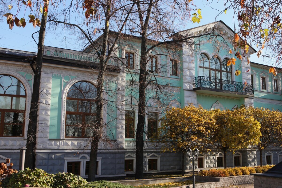 Усадьба  в Большом Трёхсвятительском переулке перестроена при Кокореве в  "русском стиле" архитектором Иваном Черником. В 1864 году владельцами  дома с садом стали текстильные фабриканты Морозовы.