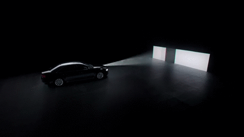 Audi освещает темную область, в то время светлая имитирует свет от встречного и попутного транспорта