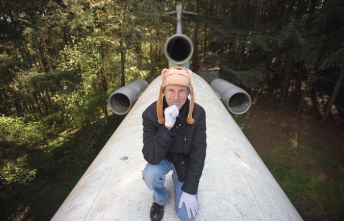 Брюс Кэмпбел купил самолет, оборудовал его и живет в нем