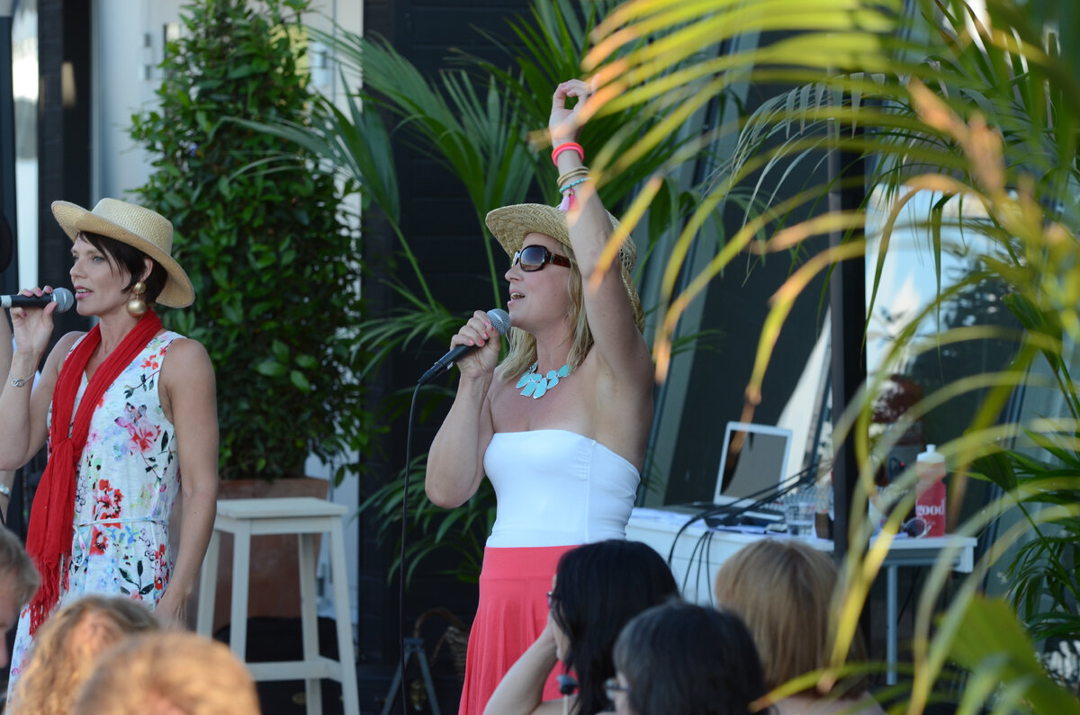 Люди о всего мира приезжают сюда спеть вместе знаменитые хиты. Мамма Мия!