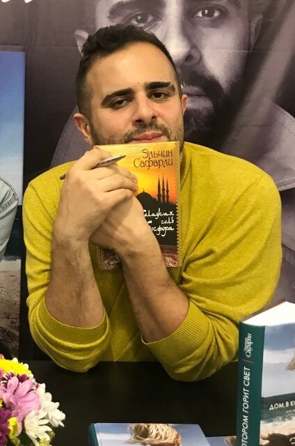
Уставший Эльчин-бей с моей книжкой :) я рядом сижу, но в кадре отдуваться придется только Эльчин-бею :)
