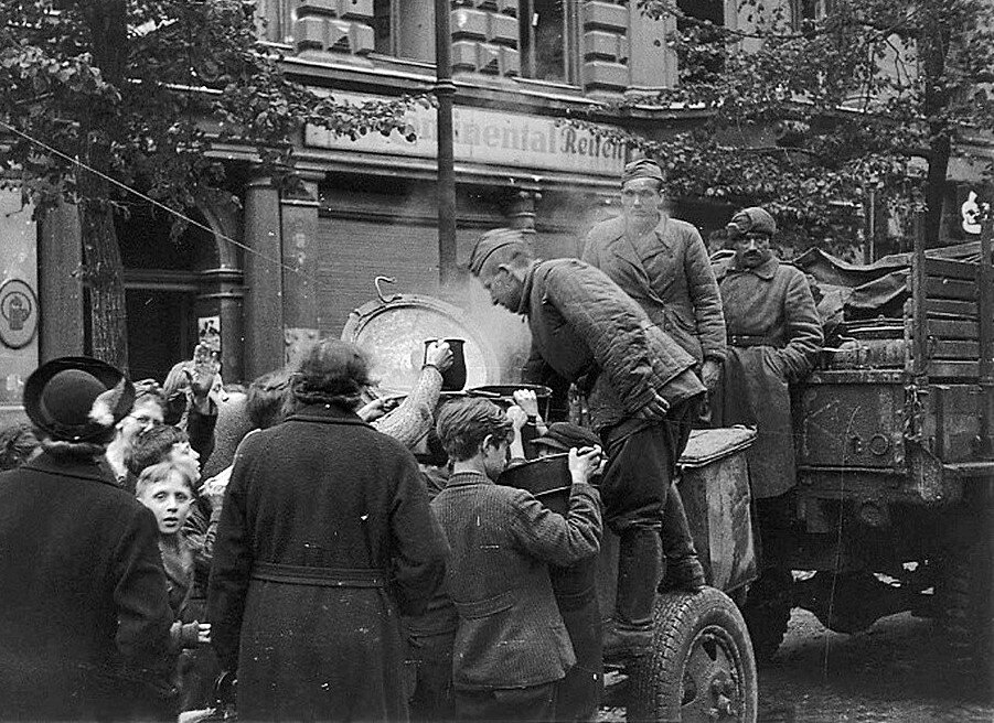 Полевая кухня в освобожденном городе