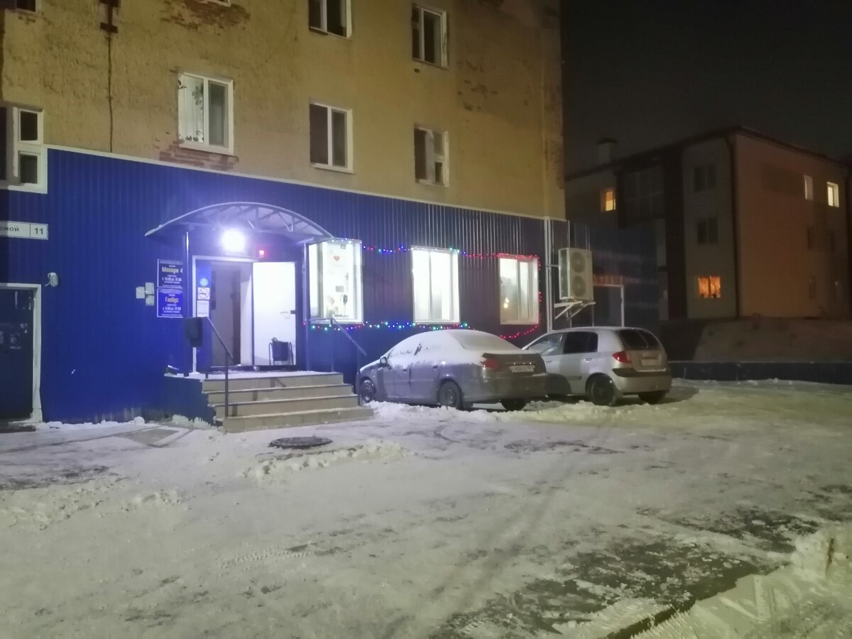 Местный магазинчик в ночи