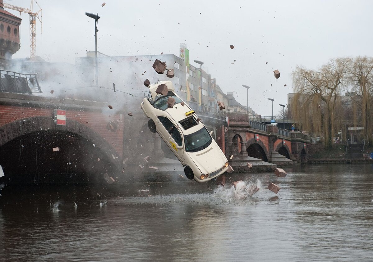 Машина падает с моста в воду